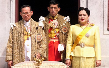 Hoàng thái tử Vajiralongkorn (giữa) bên cạnh Vua cha và Hoàng hậu Thái Lan.