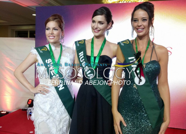 Từ trái sang: Hoa hậu Thụy Điển, Hoa hậu Nga, Hoa hậu Ý là ba người đẹp đạt kết quả cao nhất trong phần thi trang phục dạ hội.