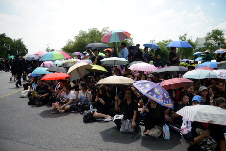 Có hàng vạn người dân Thái Lan bất chấp trời nắng vẫn đứng đợi đoàn xe.  Hang van nguoi dan Thai Lan du le ruoc linh cuu Nha Vua - Anh 2