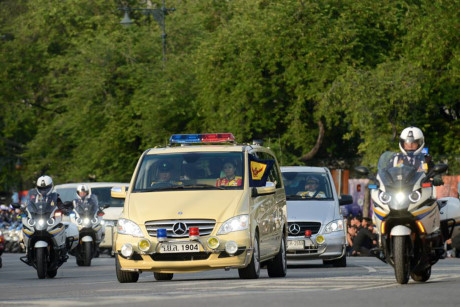Chiếc xe có quốc huy của Thái Lan chở thành viên hoàng tộc.  Hang van nguoi dan Thai Lan du le ruoc linh cuu Nha Vua - Anh 7