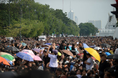 Hàng ngàn người đứng trước cung điện Hoàng Gia chờ đón linh cữu
