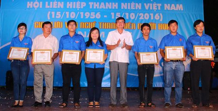 Phó Bí thư Thành ủy Vĩnh Long- Nguyễn Văn Dũng tặng giấy khen cho các tập thể