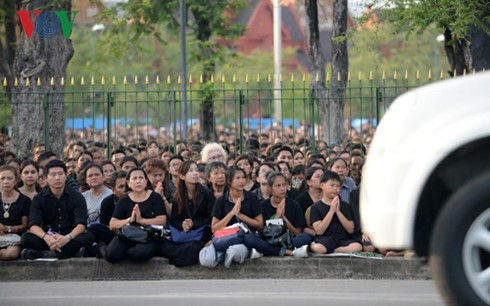 Người dân Thái Lan quỳ rạp khi xe chở linh cữu Nhà Vua đi qua.