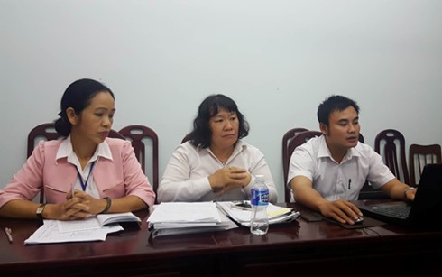 Thẩm phán Trần Thị Thiên Hương (giữa) đại diện TAND tỉnh Bình Thuận tại cuộc thương lượng với gia đình ông Nén (Ảnh: LS cung cấp)