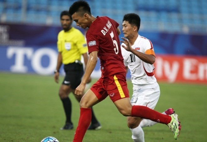 Đoàn Văn Hậu (áo đỏ) góp công lớn giúp U19 Việt Nam đánh bại U19 Triều Tiên. (Nguồn: AFC)