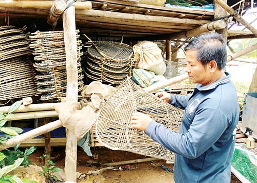 Ông Huỳnh Văn Gừng - ấp Phú Nghĩa, xã Phú Hội (An Phú, An Giang) chuyên nghề đặt lợp tôm. Hiện ông đang mong ngóng lũ về để “kiếm cơm”