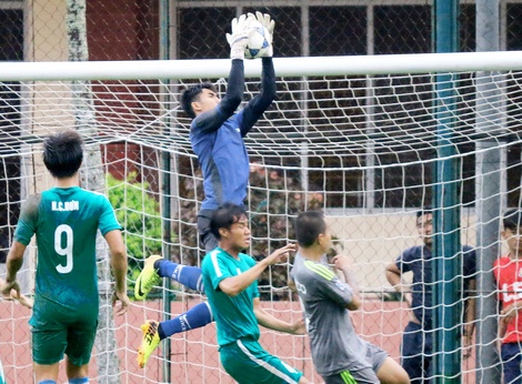Thủ môn Văn Huyền chơi xuất sắc, góp phần cho đội Vĩnh Long chiến thắng 3-0 trước đội Lainco (Long An).