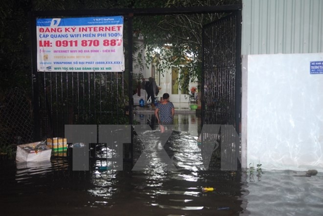 Nước ngập bao vây nhiều nhà dân tại phường Thạnh Xuân, quận 12. (Ảnh: Mạnh Linh/TTXVN)