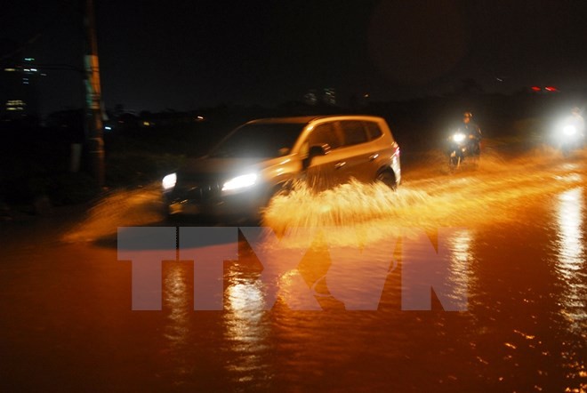 Nước ngập sâu trên đường Lương Định Của, quận 2. (Ảnh: Mạnh Linh/TTXVN)