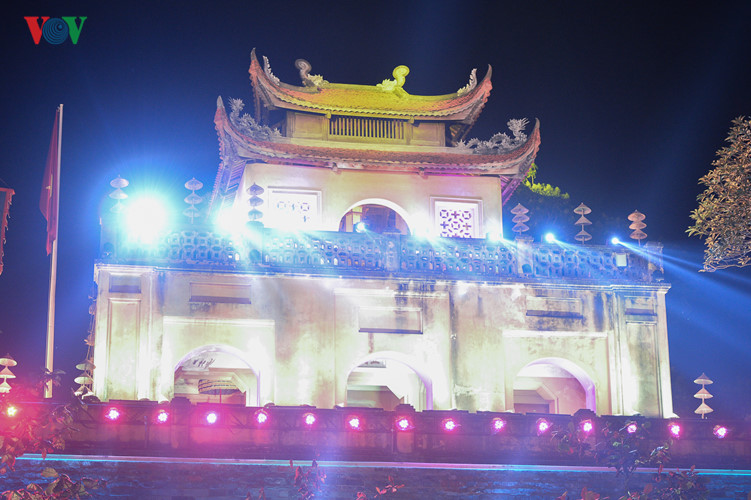 Tối 16/10, Festival áo dài HN chính thức khép lại với Lễ bế mạc được dàn dựng công phu tại Sân khấu chính quảng trường Đoan Môn - Khu di tích Hoàng Thành Thăng Long.