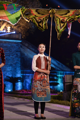 Người mẫu trong trang phục áo dài cách tân với hoạ tiết liên quan đến Hà Nội xưa.