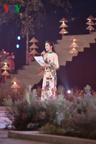 Hoa hậu Ngọc Hân dẫn chương trình lễ bế mạc.