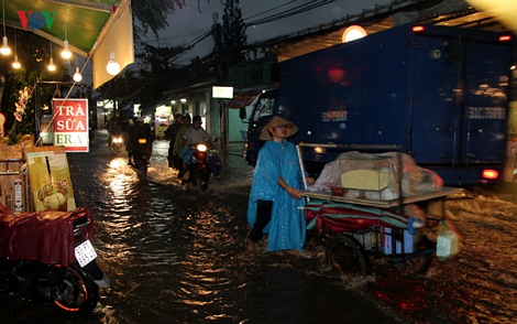 Nước lênh láng trên đường Huỳnh Tấn Phát, Q7.