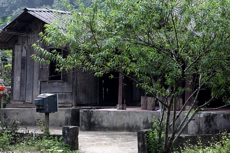 Nhiều gia đình người Mường ở huyện Tân Sơn hiện nay tận dụng vỏ tivi cũ hỏng để làm bàn thờ thổ công. Trong ảnh là bàn thờ từ vỏ tivi của một gia đình ở xóm Cỏi, xã Xuân Sơn (Tân Sơn - Phú Thọ).