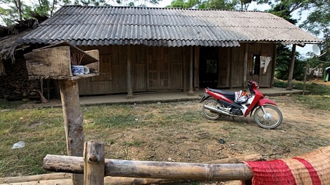 Nhiều gia đình ở Tân Sơn vẫn dùng bàn thờ từ vài mảnh gỗ ghép lại nhưng thường không bền do để ngoài trời.