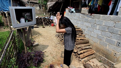  Bà Phùng Thị Chung ở xóm Nâu, xã Xuân Đài đều đặn thắp hương cúng ở bàn thờ thổ công trước sân nhà  vào ngày rằm, mồng một hàng tháng.