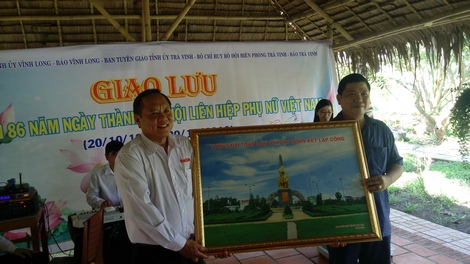 Trưởng Ban Tuyên giáo Tỉnh uỷ Vĩnh Long Nguyễn Bách Khoa (áo trắng)  nhận quà lưu niệm của đoàn Trà Vinh từ Phó Trưởng Ban Tuyên giáo Tỉnh uỷ Trà Vinh trong buổi giao lưu