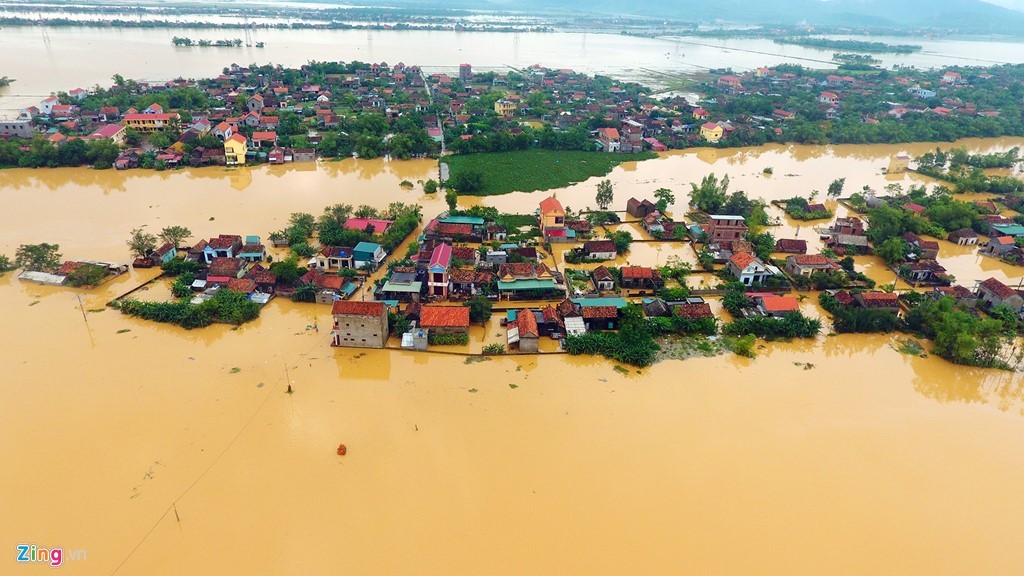 Theo số liệu thống kê từ Ban chỉ huy Phòng chống thiên tai – Tìm kiếm cứu nạn thị xã Ba Đồn (Quảng Bình), đến sáng 16/10, toàn thị xã có gần 23.000 nhà dân bị ngập.