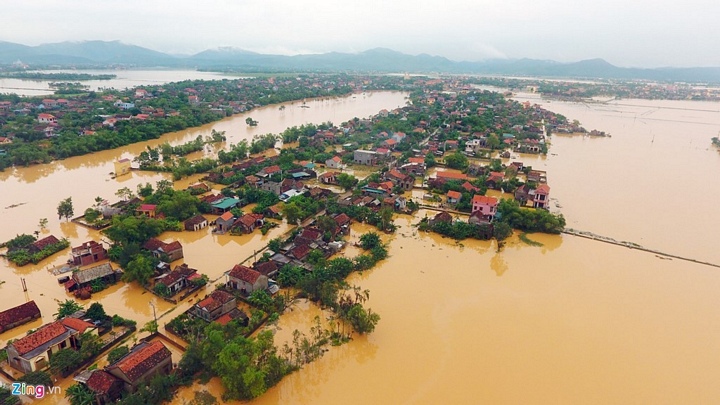 Các phường Quảng Phúc có 1.225 nhà (tăng 525 nhà so với sáng 15/10), phường Quảng Thọ 2.400 nhà (chiếm 100%), phường Ba Đồn có 896 nhà bị ngập (tăng 796 nhà)…