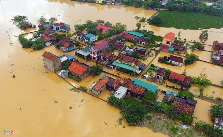  Sáng 16/10, 100% nhà dân (trong ảnh) ở 3 xã Quảng Hòa, Quảng Hải, Quảng Tân bị ngập trong nước.