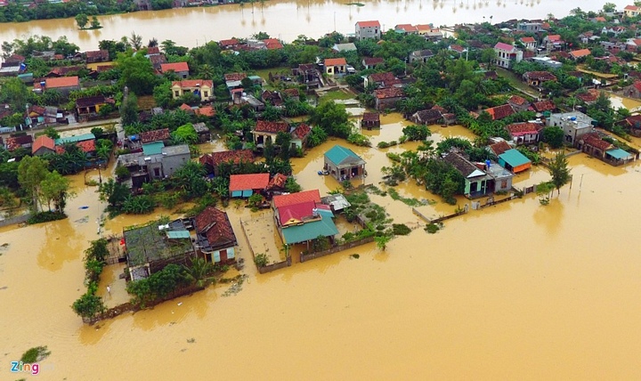 Đến nay, mưa lũ làm 11 người chết, 3 người mất tích và 18 người bị thương, 962 nhà bị tốc mái và 72.506 nhà bị ngập nước, chủ yếu ở Quảng Bình.
