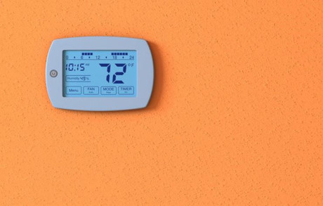 Không kiểm tra nhiệt độ phòng ngủ. Nhiệt độ cơ thể sẽ giảm khi bạn bắt đầu rơi vào giấc ngủ, do đó phòng ngủ cần giữ không khí mát mẻ.