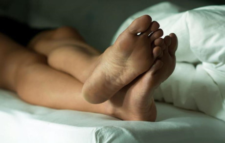 Bạn không đi tất. Giữ ấm đôi chân sẽ khiến giấc ngủ sâu hơn.