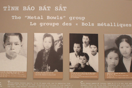 Các thành viên của Đội Thiếu niên Tình báo Bát Sắt huyền thoại, thuộc Công an quận 6 Hà Nội. Đội hoạt động từ cuối năm 1946 đến năm 1948 trong nội thành Hà Nội bị địch tạm chiếm.