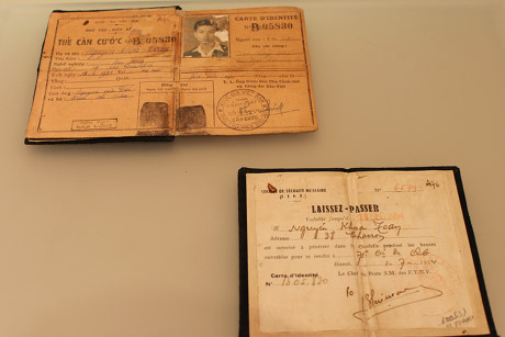 Thẻ căn cước (trên) do chính phủ ngụy “Quốc gia Việt Nam” cấp cho chiến sĩ tình báo Nguyễn Khoa Toàn, và giấy thông hành (dưới) do cơ quan quân sự Pháp cấp cho điệp viên này.