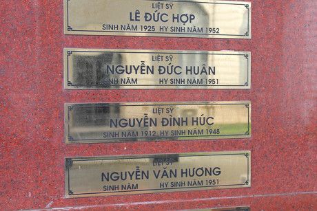 Tên một số liệt sĩ công an Hà Nội hy sinh trong kháng chiến chống Pháp. Ảnh chụp trong khuôn viên Bảo tàng Công an Hà Nội.
