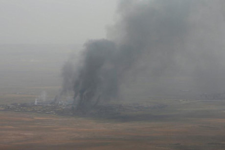 Khói bốc lên từ vị trí của quân đội Iraq ở phía đông Mosul. (ảnh: Reuters)