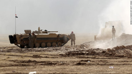 Binh sĩ Iraq và xe tăng ở khu vực al-Shurah, namMosul hôm 17/10.