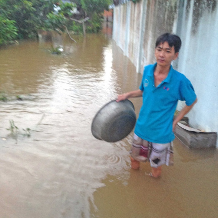 Anh Nguyễn Thanh Bình (ở Khóm 1, Phường 3) cầm thau đi tìm đất be bờ để nước khỏi tràn vào nhà. Anh nói đây là đường dẫn vào nhà 6 hộ dân.