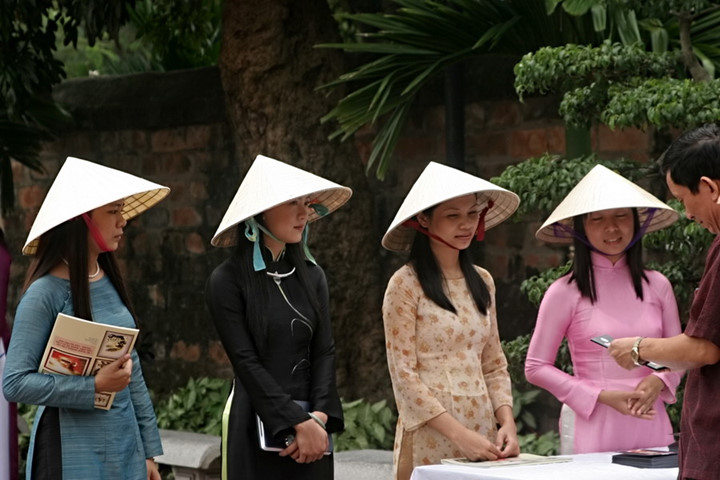 Những cô gái trẻ cũng đội nón để làm duyên
