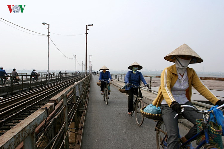 Trên cầu Long Biên, Hà Nội