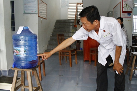Ông Trương Hoài Phong- Phó Trưởng trạm Y tế Trung Thành Đông chỉ vào thùng nước có chứa miếng rửa chén.