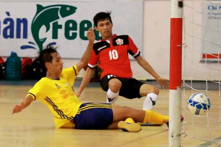Pha ghi bàn của Đình Hải (10, Vàng Lộc Tài Vĩnh Long) trong trận thắng Nhiên liệu Đồng Tháp 6-3.