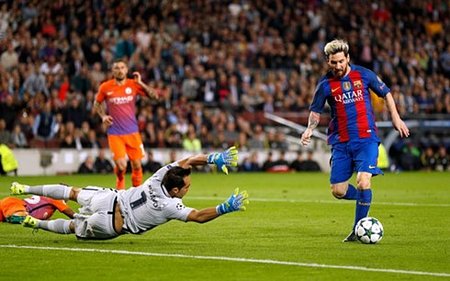 Messi hành hạ hàng thủ của Man City. (Ảnh: AP)