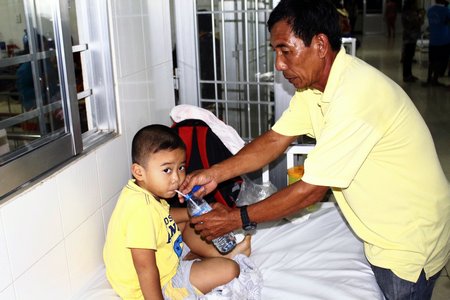 Các trẻ đang được điều trị tại Bệnh viện ĐK Tam Bình