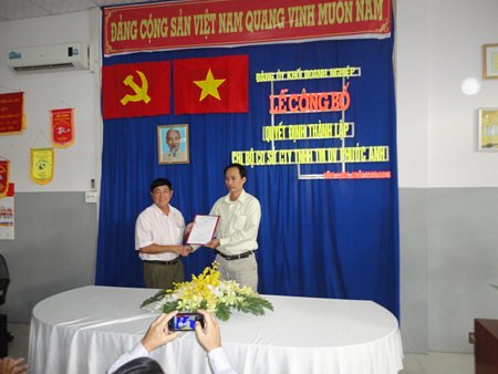Trao quyết định thành lập Chi bộ Công ty TNHH Thương mại- Dịch vụ Phước Anh (nay là Công ty CP Đầu tư Phát triển và Du lịch Vĩnh Long).