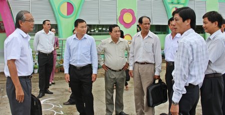 Đoàn khảo sát tại Trường Mầm non Khu công nghiệp Hòa Phú. 