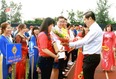Ông Lê Văn Tâm- Phó Chủ tịch Thường trực UBND TP Cần Thơ, tặng hoa chúc mừng các đoàn tham dự.