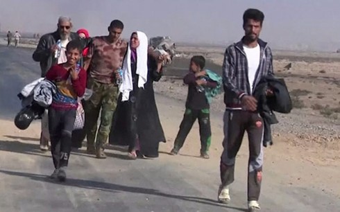 Người tị nạn chạy khỏi Mosul. Ảnh: ITV.com.