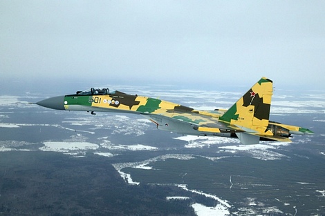 Là tiêm kích đa nhiệm, Su-35 được trang bị một pháo 30mm GSh301 để phục vụ cận chiến và nhiều loại rocket và tên lửa để tấn công mục tiêu tầm gần và tầm xa.