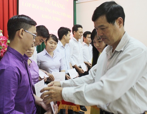 Ông Trần Văn Bạch- Quyền Bí thư Đảng ủy khối Các cơ quan tỉnh trao giấy chứng nhận cho các học viên. 
