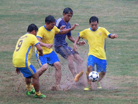 Đội XSKT Vĩnh Long (áo xanh) dừng bước ở trận tứ kết của giải.