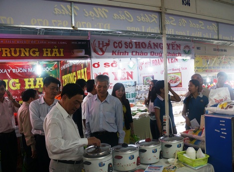 Hàng hóa tại hội chợ được kiểm tra kỹ nguồn gốc xuất xứ.