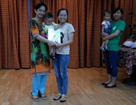 Tác giả Lê Nhất Phương Hồng (bìa trái) chụp ảnh lưu niệm cùng “mẹ sữa” tại Ngày hội sữa mẹ TP Cần Thơ.
