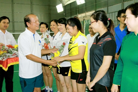 Phó Bí thư Thường trực Tỉnh ủy- Trương Văn Sáu tặng hoa các VĐV.