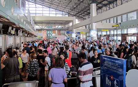 Sân bay Tân Sơn Nhất thường xuyên trong tình trạng quá tải (Ảnh: Internet)